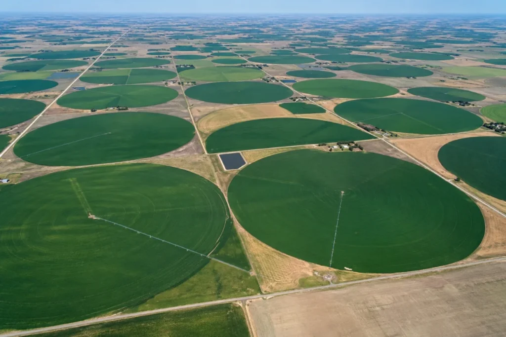 Vista aérea de campos agrícolas con numerosos pivotes centrales de riego en Nebraska, Estados Unidos
