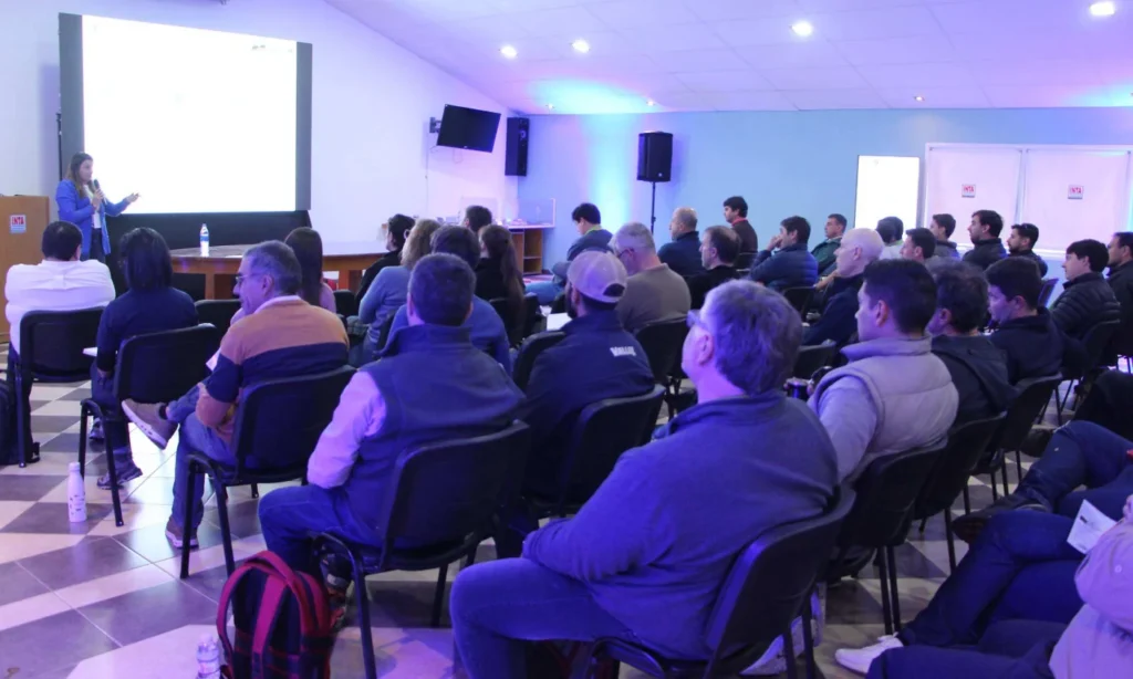 Asistentes escuchan una presentación técnica durante la Reunión Internacional de Riego en INTA Manfredi
