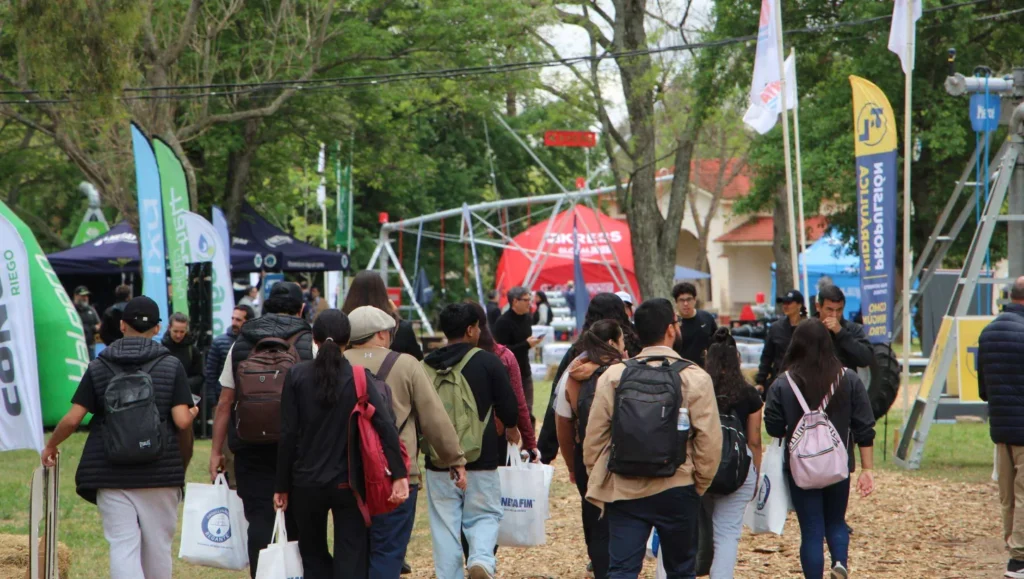 Público y representantes de empresas recorren los stands al aire libre de Exporiego 2026
