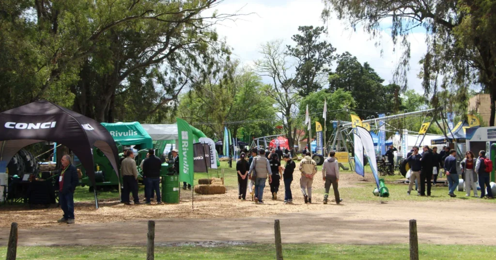 Vista general de stands y visitantes de la 3.ª Exporiego en INTA Manfredi
