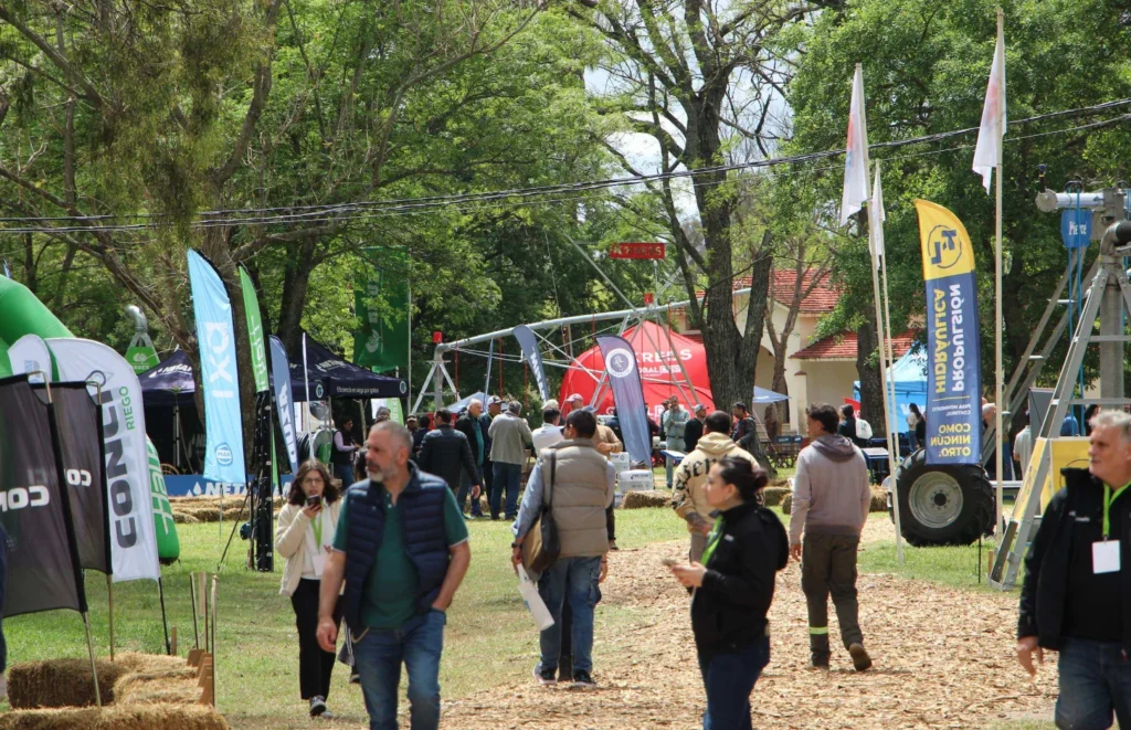 Visitantes recorren la exposición de tecnologías y equipos de riego en Exporiego 2026
