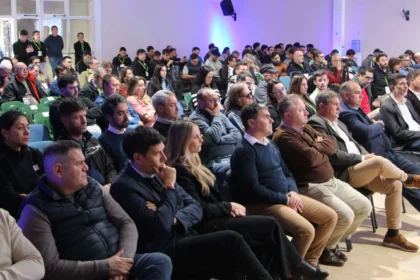 Asistentes a una conferencia de la 9.ª Reunión Internacional de Riego en INTA Manfredi