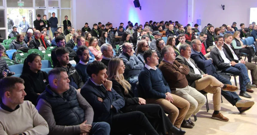 Asistentes a una conferencia de la 9.ª Reunión Internacional de Riego en INTA Manfredi